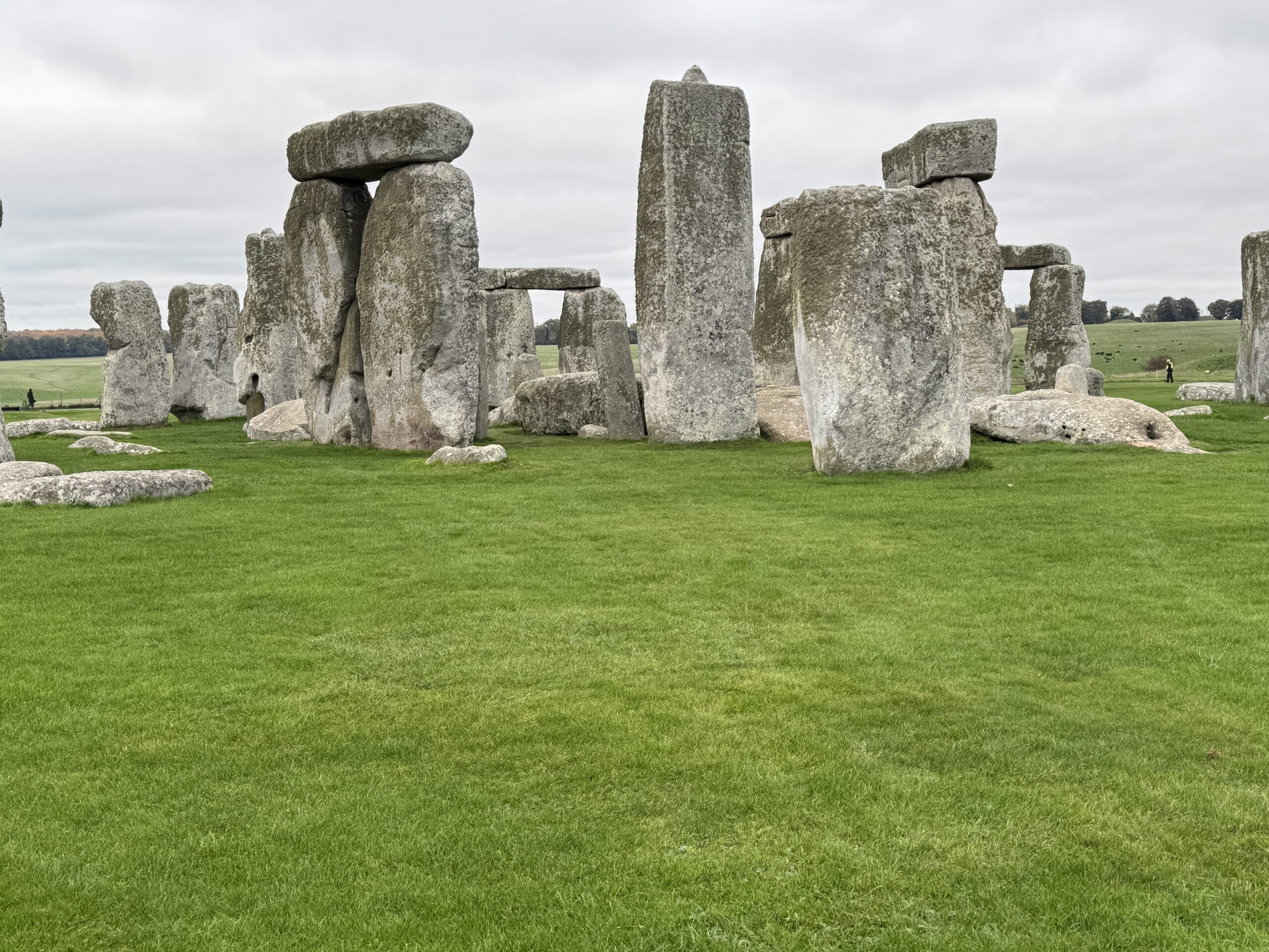 Steinkreis von Stonehenge in grüner Landschaft